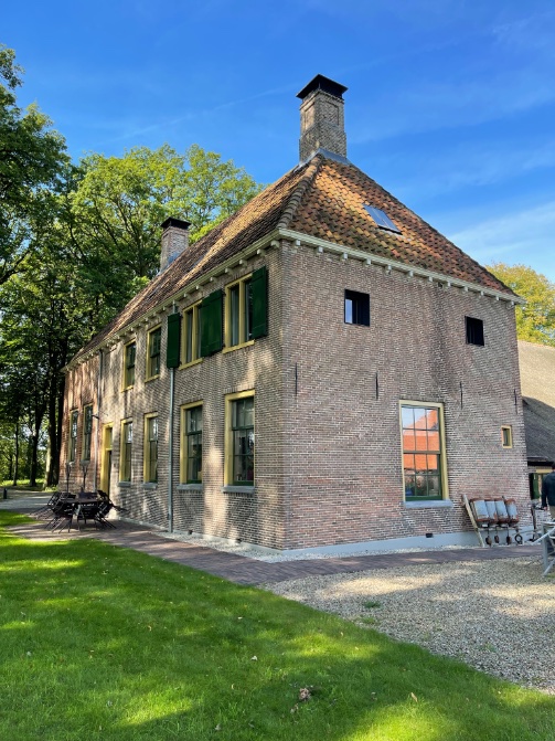 Een kijkje op historisch Groot Hennekeler, oude boerderij met nu een zorgbestemming. Prachtig gerenoveerd. #openmonumentendag  <a href="/gemeenteNijkerk/">Gemeente Nijkerk</a>