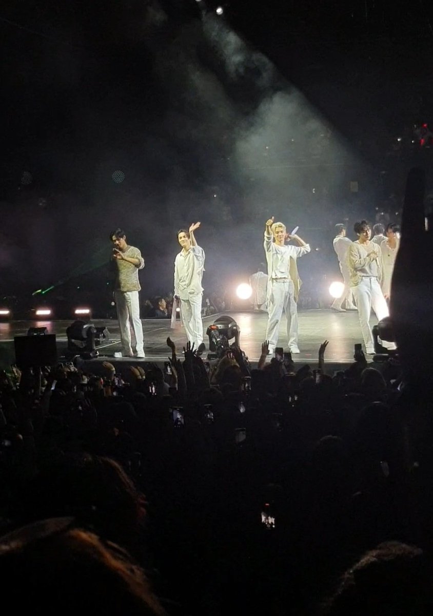 shownuception's tweet image. changmin likes pigeons in Paris🥳
#큐 #THEBOYZinParis #THEBOYZ_ZENERATION2