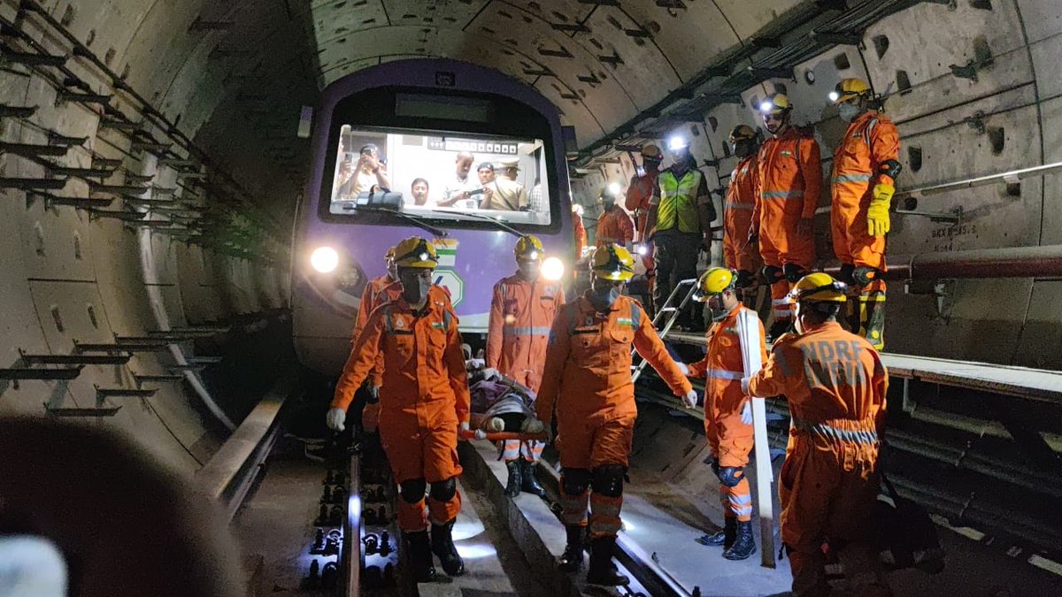 metrorailwaykol's tweet photo. A passenger evacuation mock drill was organised with #NDRF, #SDRF &amp; #WBFES teams inside #Metro tunnels between #Phoolbagan &amp; #SaltLakeStadium last night. https://t.co/3cRBmathom