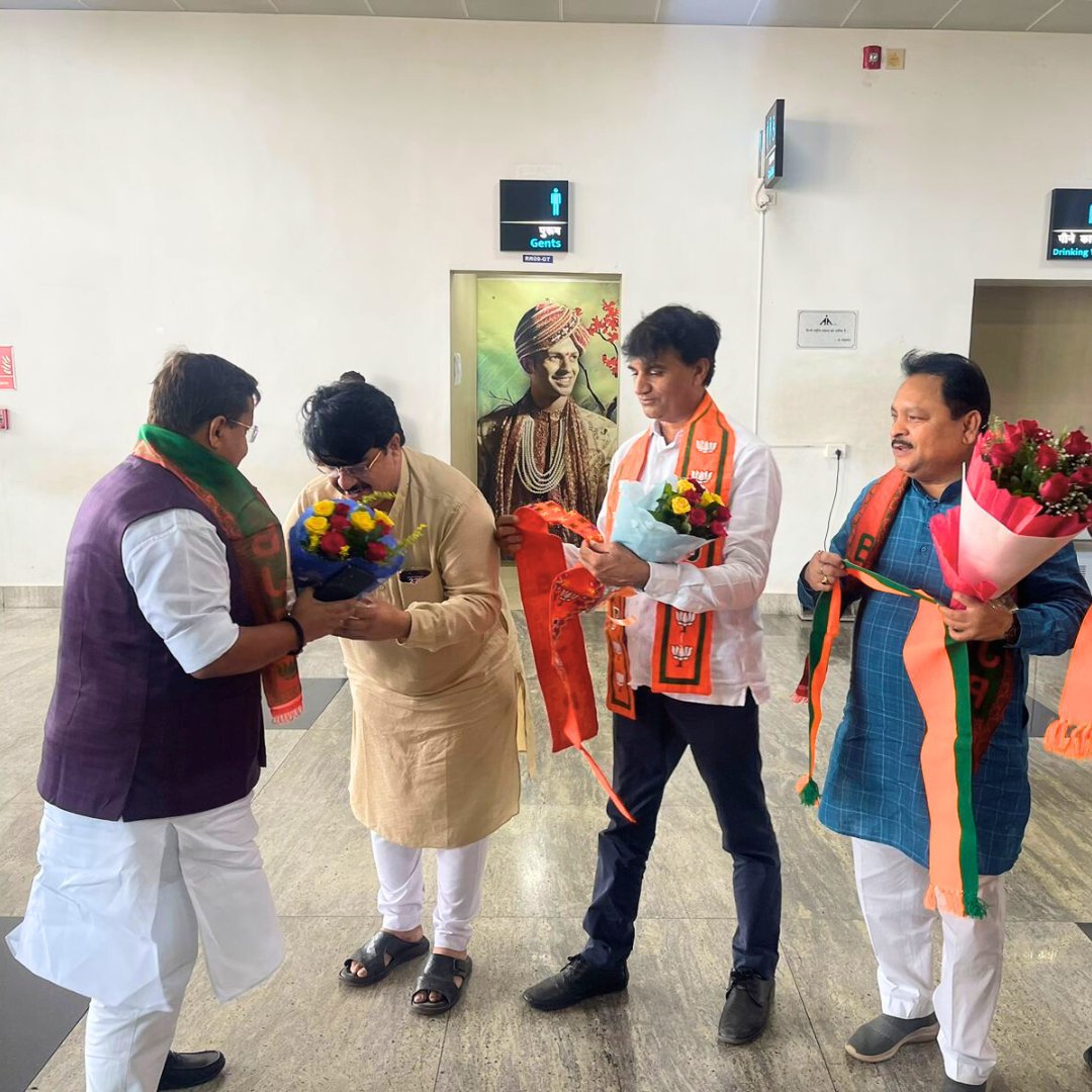 NitinNabin's tweet photo. आज छत्तीसगढ़ आगमन पर रायपुर एयरपोर्ट पर वरिष्ठ पदाधिकारीगणों व कार्यकर्तागणों द्वारा किए गए स्नेहपूर्ण स्वागत के लिए हृदय से धन्यवाद। https://t.co/ZeojsJ3IeL