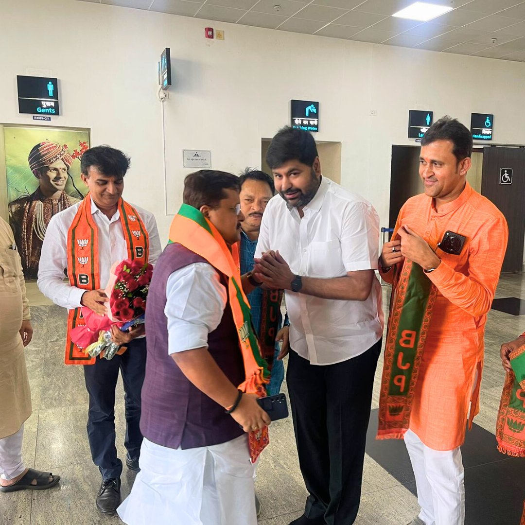 NitinNabin's tweet photo. आज छत्तीसगढ़ आगमन पर रायपुर एयरपोर्ट पर वरिष्ठ पदाधिकारीगणों व कार्यकर्तागणों द्वारा किए गए स्नेहपूर्ण स्वागत के लिए हृदय से धन्यवाद। https://t.co/ZeojsJ3IeL