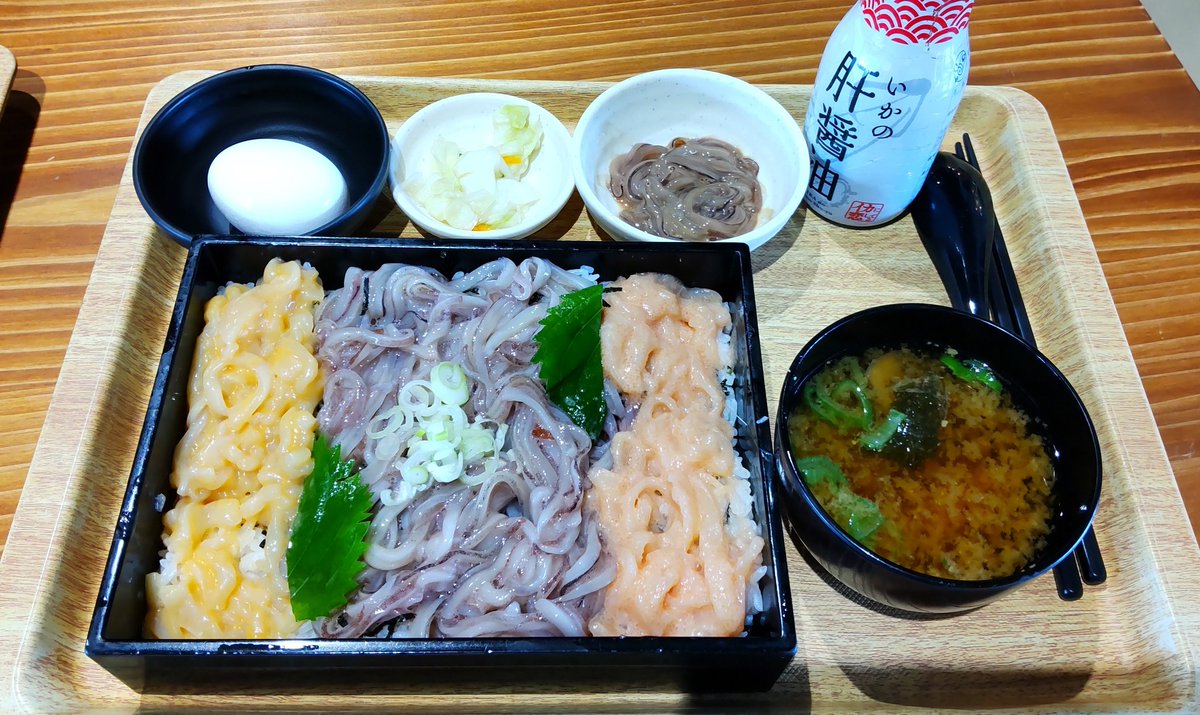 【イカ恋食堂】
イカ三昧🦑
塩辛、温玉食べ放題🦑

全部イカ🦑
上は温玉浅漬塩辛
左ウニ
中央ノーマル
右明太子
イカ味噌汁
新鮮で美味すぎる。
そして安すぎる。

これは是非イカ好き亀梨くんにも食べて欲しい美味しさだったな🤤

🥗でやっててやっと来れた。

#イカ　#旅ごはん
#肝醤油が肝