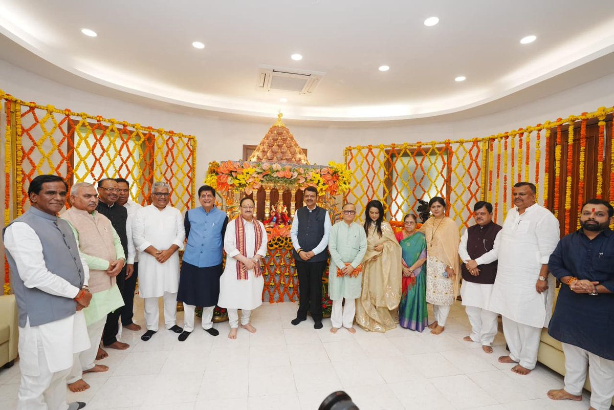 byadavbjp's tweet photo. गणपति बप्पा मोरया 🙏🏻

गणेश चतुर्थी के अवसर पर आज महाराष्ट्र के उपमुख्यमंत्री श्री @Dev_Fadnavis जी के निवास स्थान पर आयोजित पूजन कार्यक्रम में भाजपा राष्ट्रीय अध्यक्ष 
@JPNadda जी के साथ सम्मिलित हुआ। https://t.co/t5gR3vdHKy