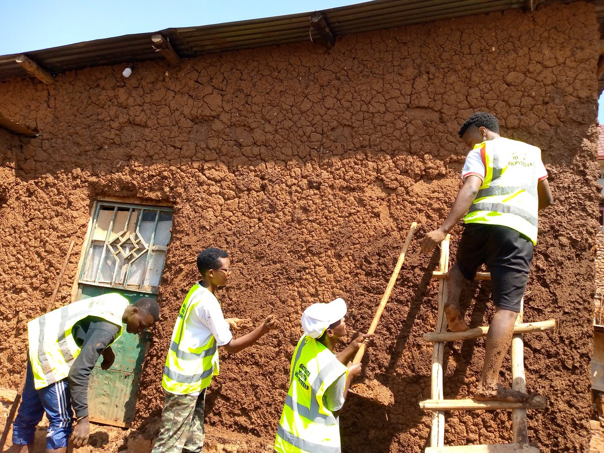 GatsataV's tweet photo. Kuruyu wa 14/09/024 #RYVCP @gatsatasector Twazindukiye Mugikorwa Cy'umuganda Ugamije Kurwanya #HumanSecurityIssues Aho twabumbiye Umuturage Utishoboye Amatafari azamufasha #kubonaubwiherero tunamusubiriza inzu ye @CityofKigali @Rwandapolice @RYVCP_Gasabo @KubanaRichard https://t.co/6aZlfjht48