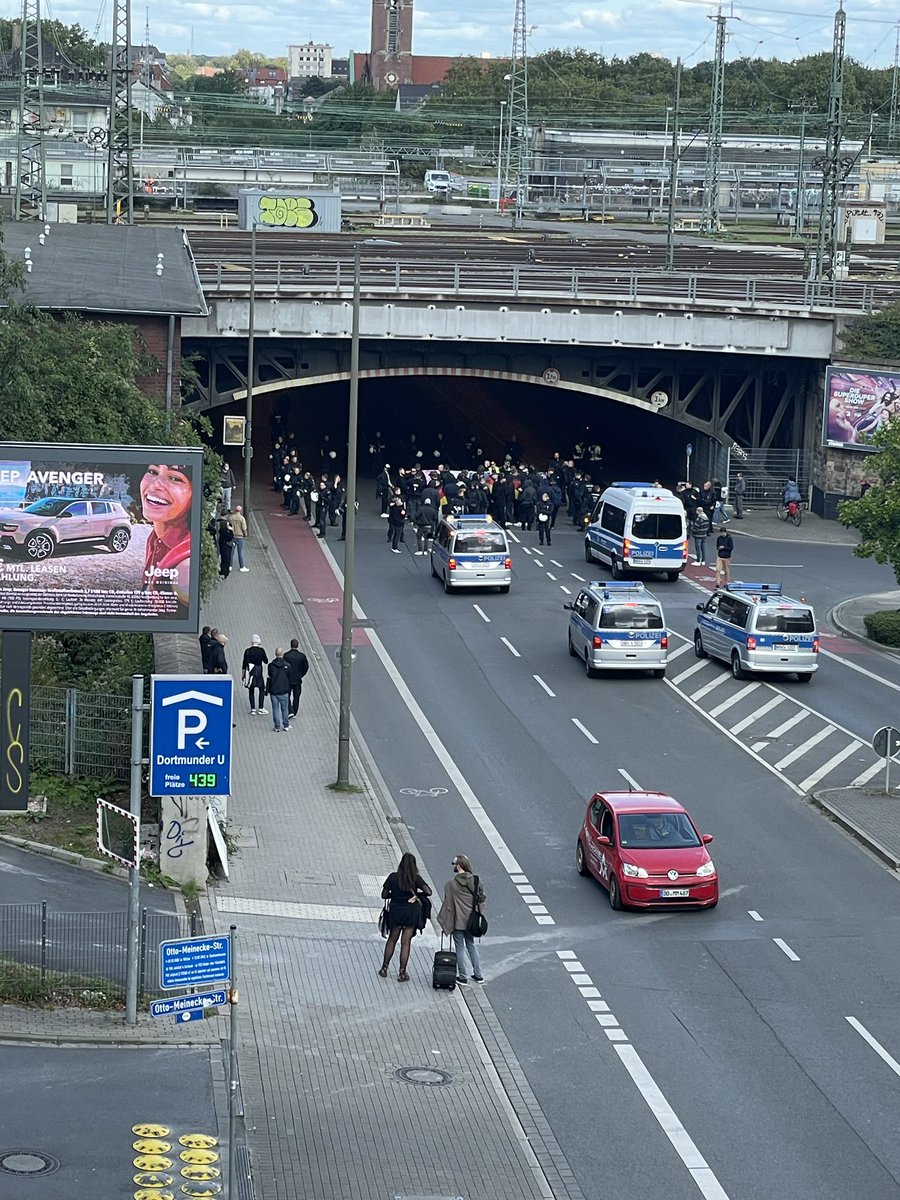 1252 Nazis stehen vor dem Tunnel. #do1409 #nonaziado