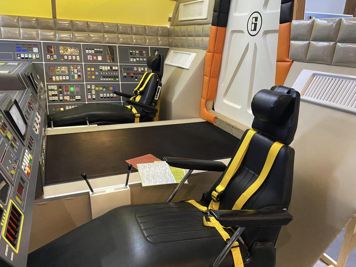 EagleAlpha1999's tweet photo. Another great photo of the full-size Eagle cockpit, created by Darrell Simmonds and currently on display at the London Con !! 😍 Photo by Mark Craig. #space1999 #eagle #teameaglesix #gerryanderson #sylviaanderson #londoncon #london1999 https://t.co/ZW0NWD8Q8n
