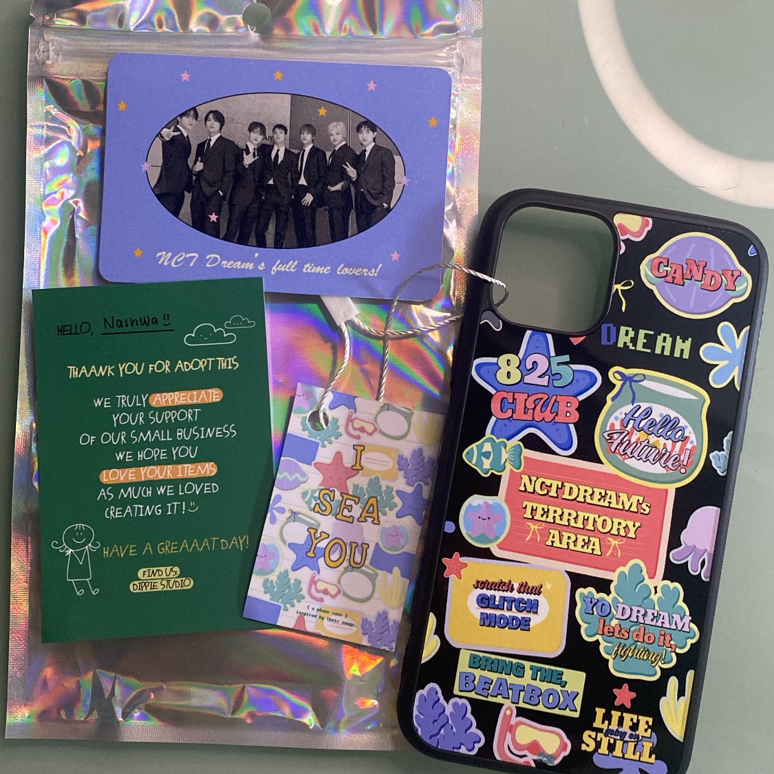 bertahun-tahun kpopan tapi pertama kali beli case kpop karena super duper lucu poll, bener-bener karena liat di explore instagram doang 🥹🩵 printing hd, design gemes, super lov <a href="/dippiestudio/">dippie</a> 😍🩵