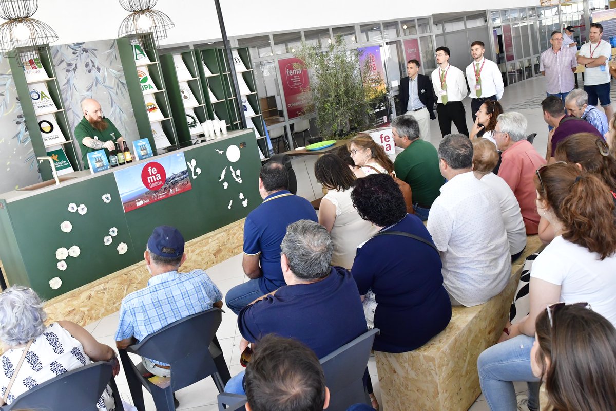 🚜 FEMA 2024 🚜 | Asistimos a la cata de cervezas con aceitunas de la firma “Oliba Green Beer”.

👉 Los asistentes han podido probar tres tipos de cerveza según el momento, para tapear, comer o para el tardeo.

@ayuntamiento_ubeda <a href="/dipujaen/">Diputación de Jaén</a> <a href="/AgriculturAnd/">Consejería AgriPesca</a>