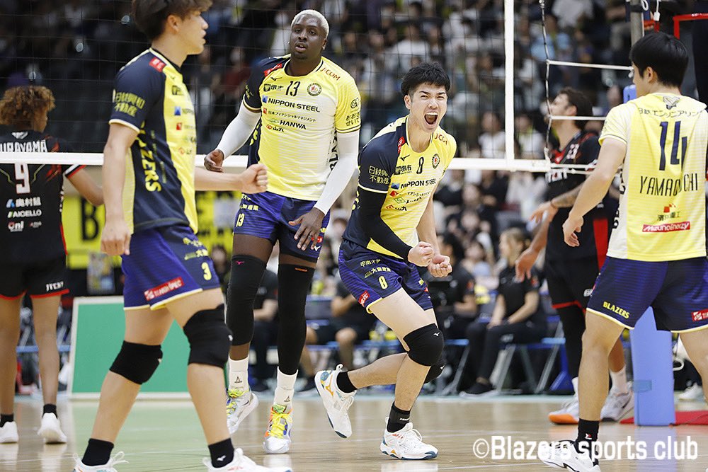 sakaiblazers's tweet photo. SV.LEAGUEプレシーズンマッチ、会場で熱い応援をいただきありがとうございました‼️🔥
来月の大同生命SV.LEAGUE開幕に向けて、とても良い試合となりました🏐🦖

引き続き熱い応援よろしくお願いします👏
#日本製鉄堺ブレイザーズ #volleyball https://t.co/Sivg7DQGaz