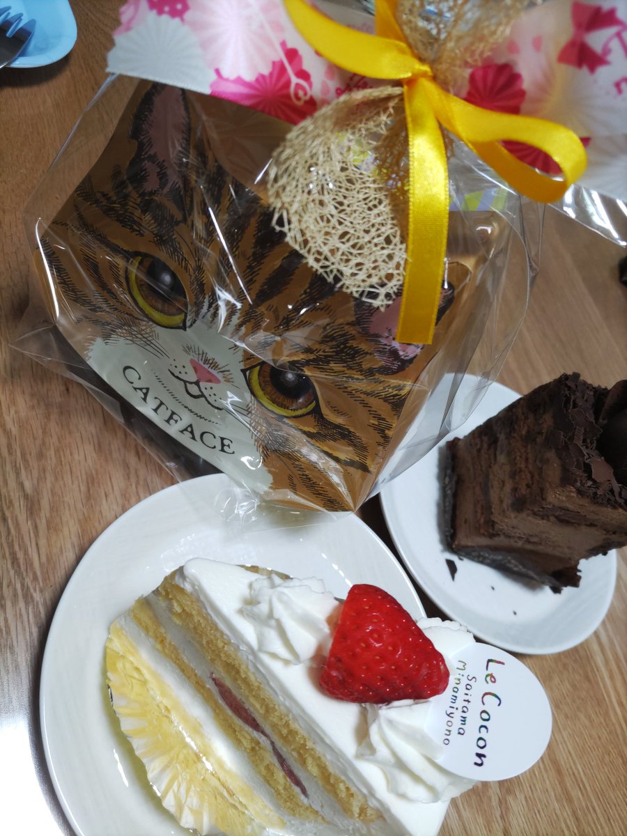 Himawarico2311's tweet image. 主人🍨からのおみやげ。南与野のLeCoconのケーキとお菓子詰め合わせ。
なんだか久しぶりのケーキを家族でシェアして完食。
スポンジケーキがふわっとしていて美味しかったぁ。焼菓子は明日。
今度はお店に行ってみようっと。
#LeCocon 
#南与野