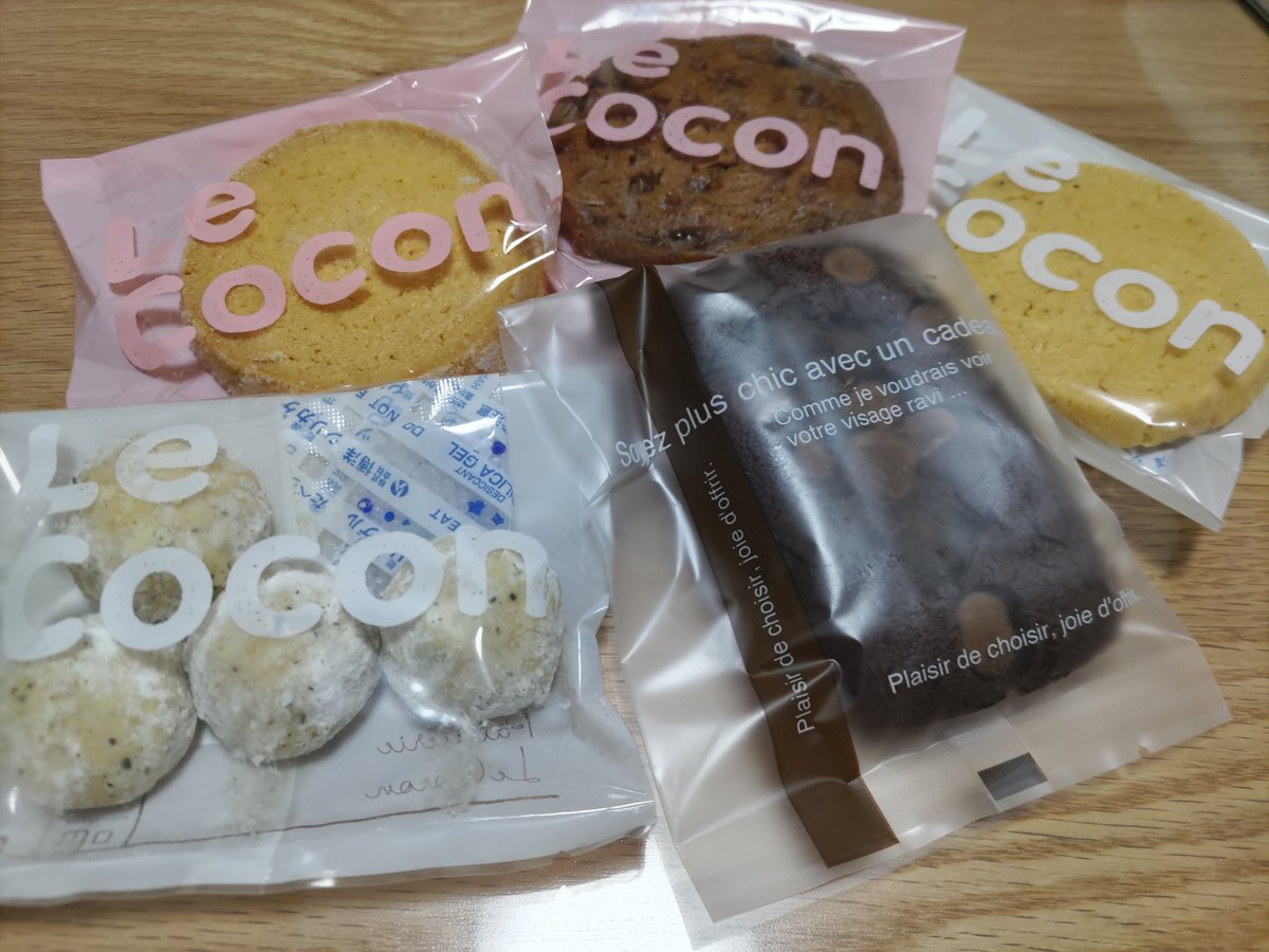 Himawarico2311's tweet image. 主人🍨からのおみやげ。南与野のLeCoconのケーキとお菓子詰め合わせ。
なんだか久しぶりのケーキを家族でシェアして完食。
スポンジケーキがふわっとしていて美味しかったぁ。焼菓子は明日。
今度はお店に行ってみようっと。
#LeCocon 
#南与野