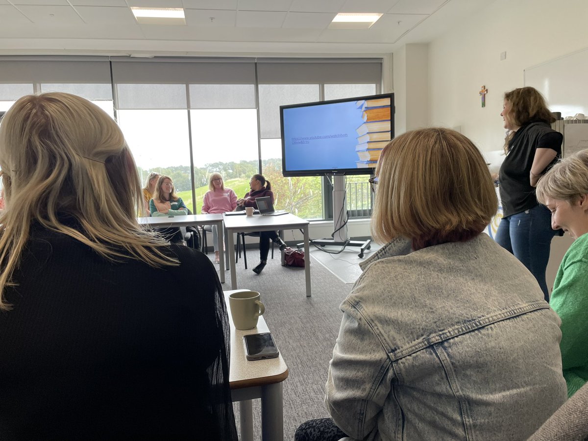 Pedagoo (@pedagoo) on Twitter photo A packed first conversation at #PedagooQueenieš with <a href="/SenoraCT/">Mrs C-T šš»š</a> Yes you can. Leading from the back of the queue #AlltheFeels A packed first conversation at #PedagooQueenieš with <a href="/SenoraCT/">Mrs C-T šš»š</a> Yes you can. Leading from the back of the queue #AlltheFeels