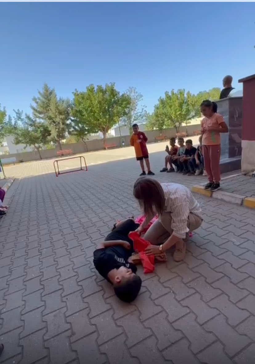 #dünyailkyardimgünü
#çocuklarımızokullardagüvende
<a href="/tcmeb/">Millî Eğitim Bakanlığı</a>
@Yusuf_Tekin
<a href="/omurfatih/">Ömür Fatih Karakullukçu</a>
<a href="/ozkan_meb/">Özkan AVCI</a>
<a href="/cemalunal_/">C.ÜNAL</a>
<a href="/hataymem/">Hatay İl Millî Eğitim Müdürlüğü</a> 
<a href="/yakupbiici1/">yakup biçici</a> 
<a href="/TuysuzHarun/">Dr. Harun TÜYSÜZ</a>