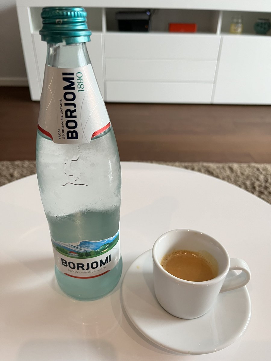 Goldringjuli's tweet photo. @CarlosMaslaton saludos desde Varsovia, Polonia, tomando una Borjomi recontra fria https://t.co/JAb00Vnmvq