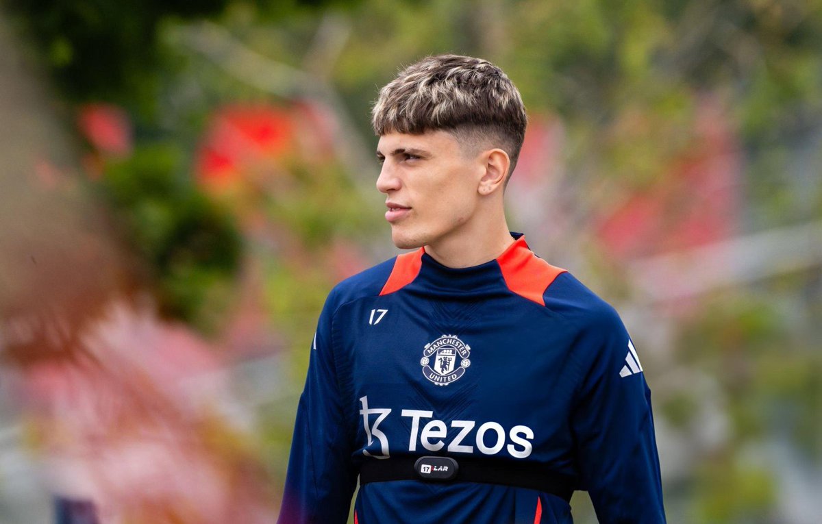 FabrizioRomano's tweet photo. 🚨🇦🇷 Man United sources guarantee that Alejandro Garnacho has not been dropped today due to his social media activity after liking Cristiano Ronaldo comments on ten Hag.

It’s described as a technical/tactical decision by Erik ten Hag. https://t.co/yNPwHGfDIP
