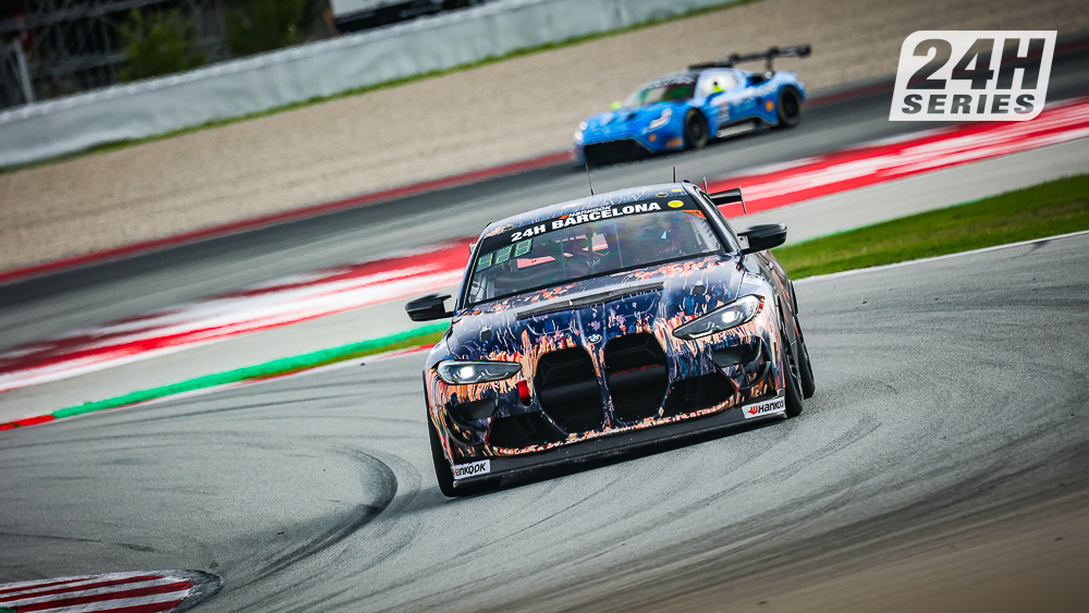 24HSERIES's tweet photo. #24HSERIES | And in GT4 after 1hr
1 @stracing_team (428)
2 #ApexMP (414)
3 #Venture (421)
4 #LionspeedGP (424)
5 #NMRacing (415)
GTX - Razoon (714)
Results (https://t.co/aaBMzV7q3V) and per class (https://t.co/K7r64NNVg0)
#24hBCN #ThisIsEndurance https://t.co/SbMe9XwRHL