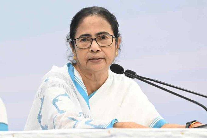 WorldisforU's tweet photo. Didi's Heartfelt Request

Mamata Banerjee at RG Kar Protest:

"No harm intended, I care for you! ❤️"
"Not as CM, but as your well-wisher! 🙏"
"Grant me some time! 🕰️"

#MamataBanerjee #RGKarProtest #PeacefulSolution #DidiCares #WestBengalCM 💕 https://t.co/Gkr32GGmTS