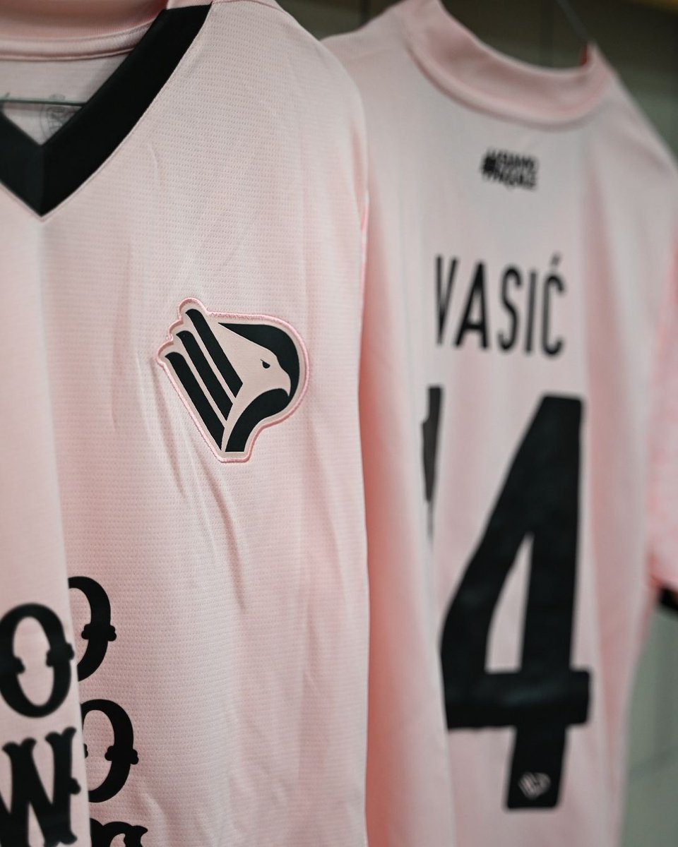 PalermoFCTUR's tweet photo. Maç formalarımız hazır 💗🖤 https://t.co/ZyTaI0ZExz