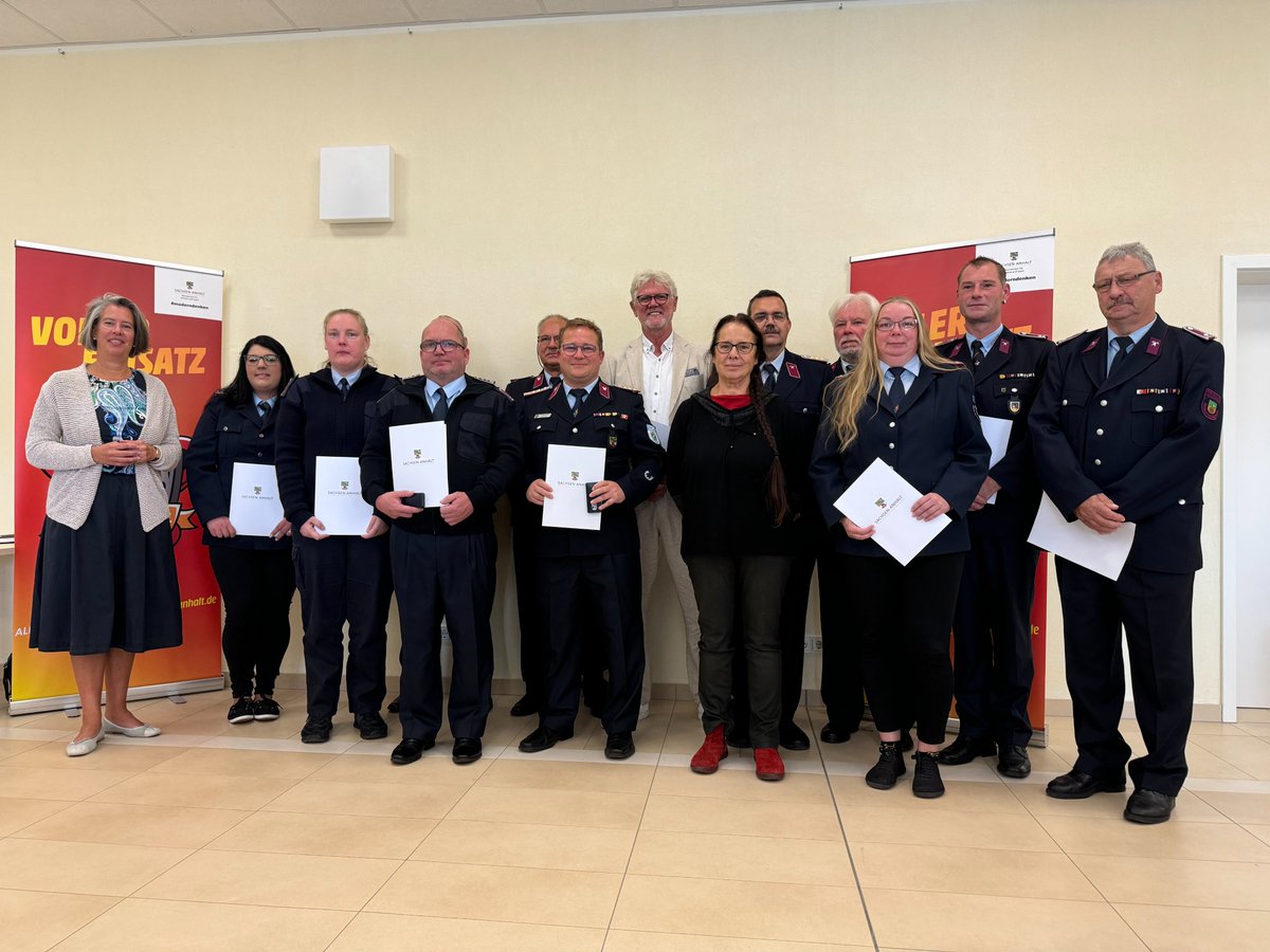 Angehörige der Feuerwehren, die sich besonders um das Ehrenamt verdient gemacht haben, wurden von Innenministerin Dr. Tamara Zieschang mit Brand- und Katastrophenschutz-Ehrenzeichen sowie Feuerwehrspangen ausgezeichnet.
