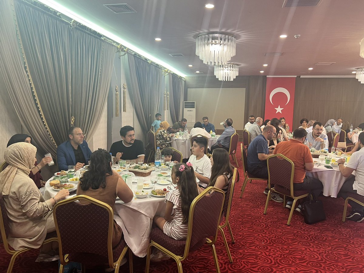 EKSEN Eğitim-Sen olarak temsilciliklerimizi ziyaret ederek üyelerimizle yapacağımız tanışma ve istişare yemeklerinin ilkini Ankara'da gerçekleştirdik. Eğitimcilerin mevcut sorunlarının ve EKSEN Eğitim Sen’in yeni dönem planlamalarının istişare edildiği program verimli bir şekilde