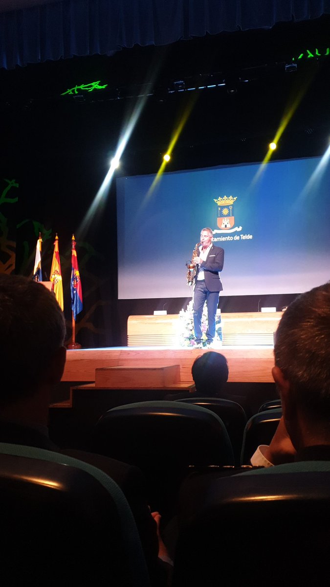 mercedescjd's tweet photo. Hoy se homenajea a los jubilados de la plantilla de la policia local de Telde. GRACIAS.#funcionarios #ServicioPúblico https://t.co/7ZkpYOLpLK