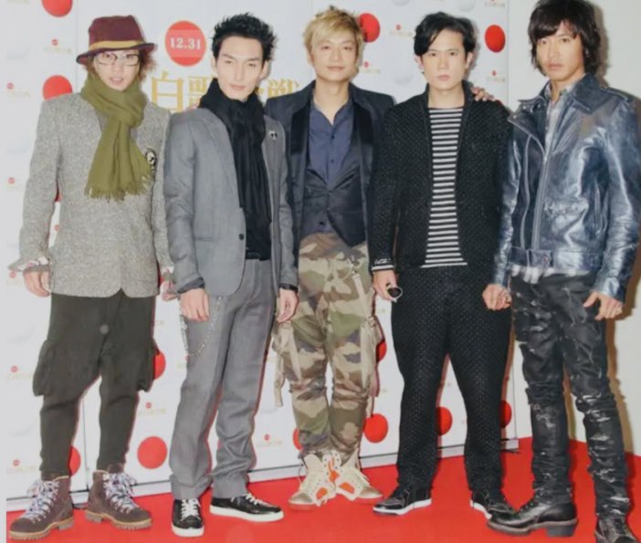 sma_bashiko's tweet photo. 有働さんの紅白話を受けてリハーサルのSMAP見返してたら5人の私服クセ強すぎて泣いた そりゃ話しかけづらいわこんな華美な人たちwww https://t.co/fVaKoBqheS