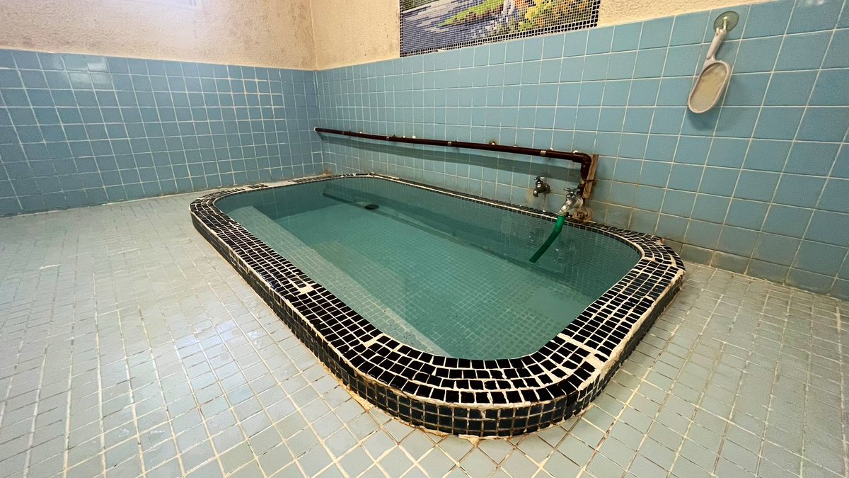 Yu_Yu_sanbi's tweet photo. 山田湯

静岡県熱海市和田町３−９

料金:300円

熱海市にある日帰り温泉
民家のあいだの路地裏を抜けた先に不意に現れる「ゆ」の暖簾にビックリします😁

タイル張りの浴室は小さめの銭湯のようですが、ナトリウム・カルシウム-塩化物・硫酸塩泉の湯は上質の温泉でよく温まります❗️（続 https://t.co/sEkXNWUoSl