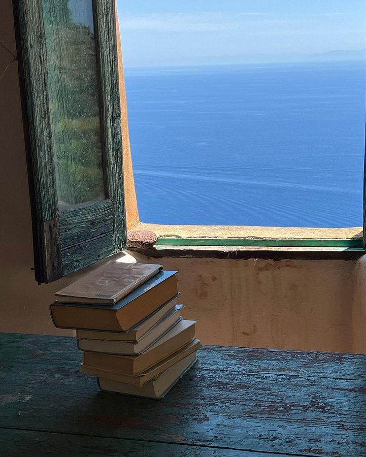 "Dünyadan kaçış sığınaklarımız: kitaplar, deniz ve yalnızlık."