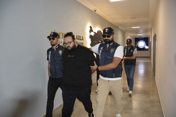 buraktut_'s tweet photo. 📌Süreci baştan bir kere daha gözden geçirelim, ne kadar uygunsuz ve hukuka aykırı olduğunu anlayın:

1) İfadeye kendi ayağıyla gitmesine rağmen "tutuklu yargılanma" kararı verildi. İnternette zaten yüklü videolar için "delil karartma şüphesi" denildi. 

2) Pedofili, ensest bir ucubeyle yan yana fotoğrafları servis edildi. Haber metinlerinde ifadesi, kasten pedofili şerefsizin ifadesiyle karıştırıldı.

3) Dosyada geçen suçlama iddialarının aksine birtakım ucube, pedofili ve ensest suçlularla beraber hareket ettiği algısı yaratılmak istendi. Ancak şikayet konusu "baldız" söylemi, Diyanet İşleri'nin "Fetvalar" kitabının 2015 tarihli 3. baskısında yer alan bir fetvaydı. İşin en komik tarafı ise Jahrein'in baldızı yoktu.

4) Ofisinde yine sadece görüntü vermek için bilgisayarların toplatıldığı videolar çekildi. Polis ekipleri, sanki "şafak operasyonu" yaparmışçasına bir ortam yaratıldı. Sanki Jahrein "o evden alınmış ve merkeze götürülmüş" mesajı verilmek istendi.

5) Nöbetçi savcıya sevk edilme ihtimali varken ertesi gün bir mahkeme salonunda bir hakimin karşısına çıkarıldı. Mahkeme salonuna geldiğinde hakkındaki karar çoktan verilmişti.

6) Tutuklandıktan sonra kasten ters kelepçe yapıldı. Aynı koridorda "başı yeterince eğik olmadığı" için iki defa yürütüldü.

7) İktidarın medya organları aracılığıyla, ifadesi ve savcılık iddianamesi belirli kısımlarıyla servis edildi. O dakikaya kadar ne avukatından ne de yakınlarından bir açıklama gelmişti.

8) Tüm bunlar yetmezmiş gibi bir de bel altı vurulmaya çalışıldı. Çocuğu hakkında değerlendirme ve tedbir alınmasına yönelik yazı yazılacağıyla ilgili bilgi paylaşıldı.

9) Emniyet müdürlüğü, Twitter hesabından bol emojili, fazla sempatik görünümlü bir tweet paylaştı. "Gençler, sizlerle ilgileniyoruz, sizin dilinizi biliyoruz. Bakın sizler için yaptık bunları." mesajı verilmeye çalışıldı.

#FreeJahrein #JahreinYalnızDeğildir #AhmetSonuçSerbestBırakılsın