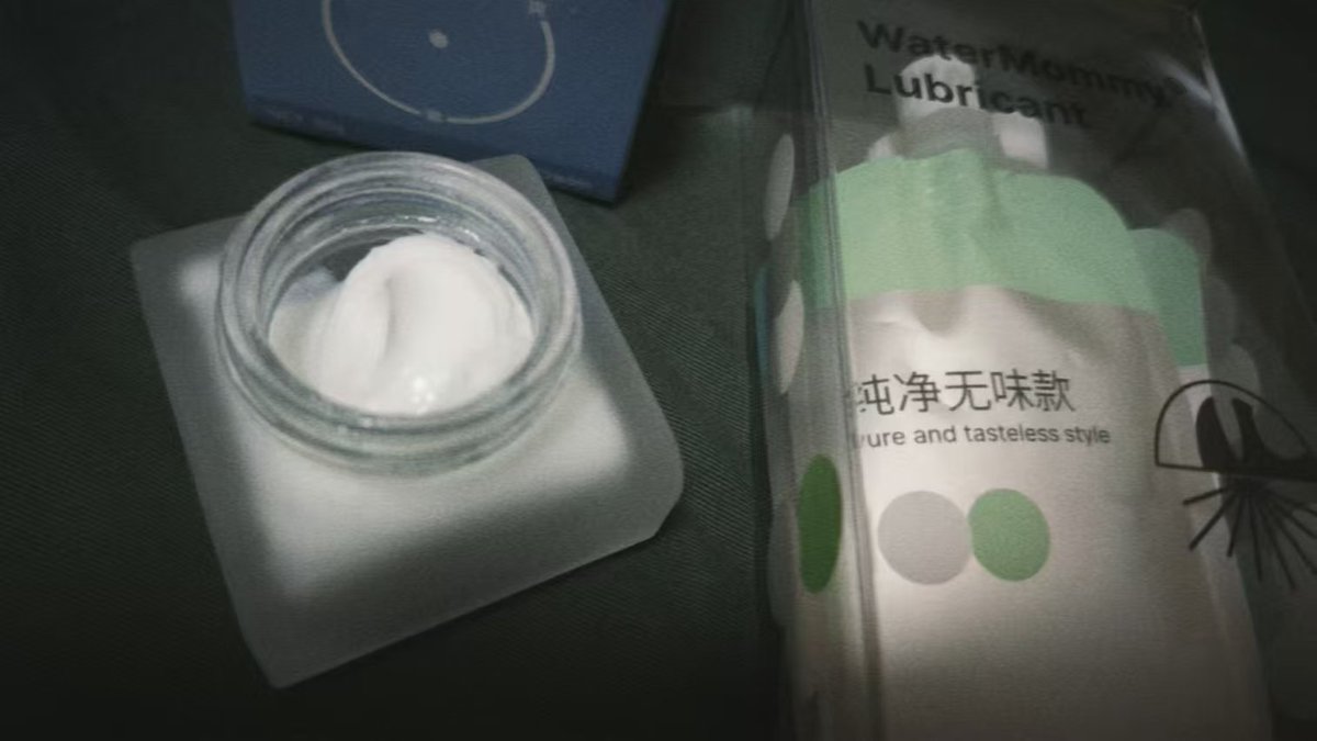 Ljiangaaaaaaa's tweet photo. 水母家又出新品啦！
刚好趁中秋放假大do特do
鲜奶爽爽霜对喜欢香香的小宝们特别友好  是甜甜奶奶的味道很好闻一点也不黏腻一抹化水 适合奶尖敏感的宝宝
口袋润滑也很方便 还有两种味道可以选择  配合入体玩具更佳噢
＃les #拉拉 https://t.co/BC9pAqiN21