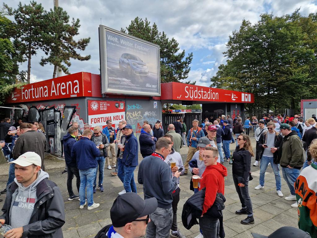 MartijnReusken's tweet photo. Vandaag een Keulse dubbel! Vanavond naar de #effzeh maar eerst...
⚽️ 🇩🇪 @fortuna_koeln - @MSVDuisburg in de Regionalliga West
🏟 '#Südstadion' Köln ❤️
#groundhopping #groundspotting #footballgrounds #footballculture #FortunaKöln #MSVduisburg #formsv #Köln #Duisburg https://t.co/EcWPO1W0cy
