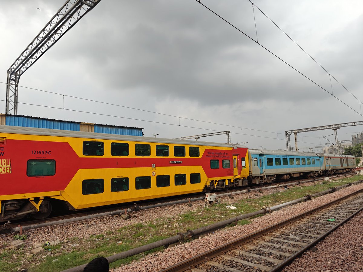 JharkhandRail's tweet photo. 12986 DEE JP Double Decker Express at Delhi Sarai Rohilla.

#TrainSpotting #Delhi #NewDelhi #Jaipur #DoubleDeckerExpress #IndianRailways https://t.co/vLiAMdcwYl