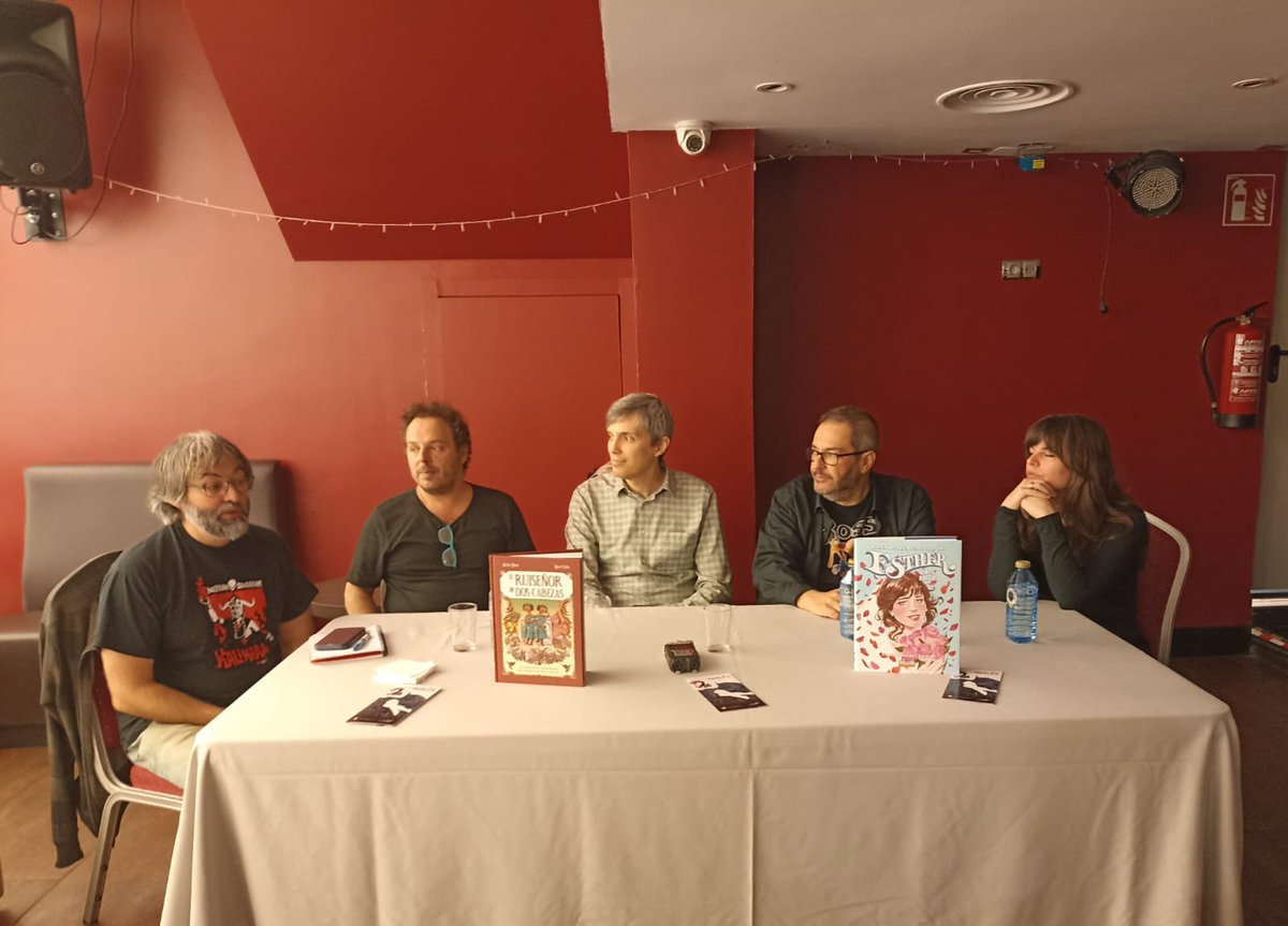 Esta mañana <a href="/JorgeIvanArgiz/">Jorge Iván Argiz</a> presentó 2 cómics imprescindibles: EL RUISEÑOR DE DOS CABEZAS con los autores <a href="/HelioMira/">Helio Mira</a> y <a href="/martyuls/">Mart Yuls</a> y LA BODA DE ESTHER, con Carlos Portela y <a href="/Aneke_my/">Aneke</a>. Ambos de <a href="/DolmenEditorial/">Dolmen Editorial</a>