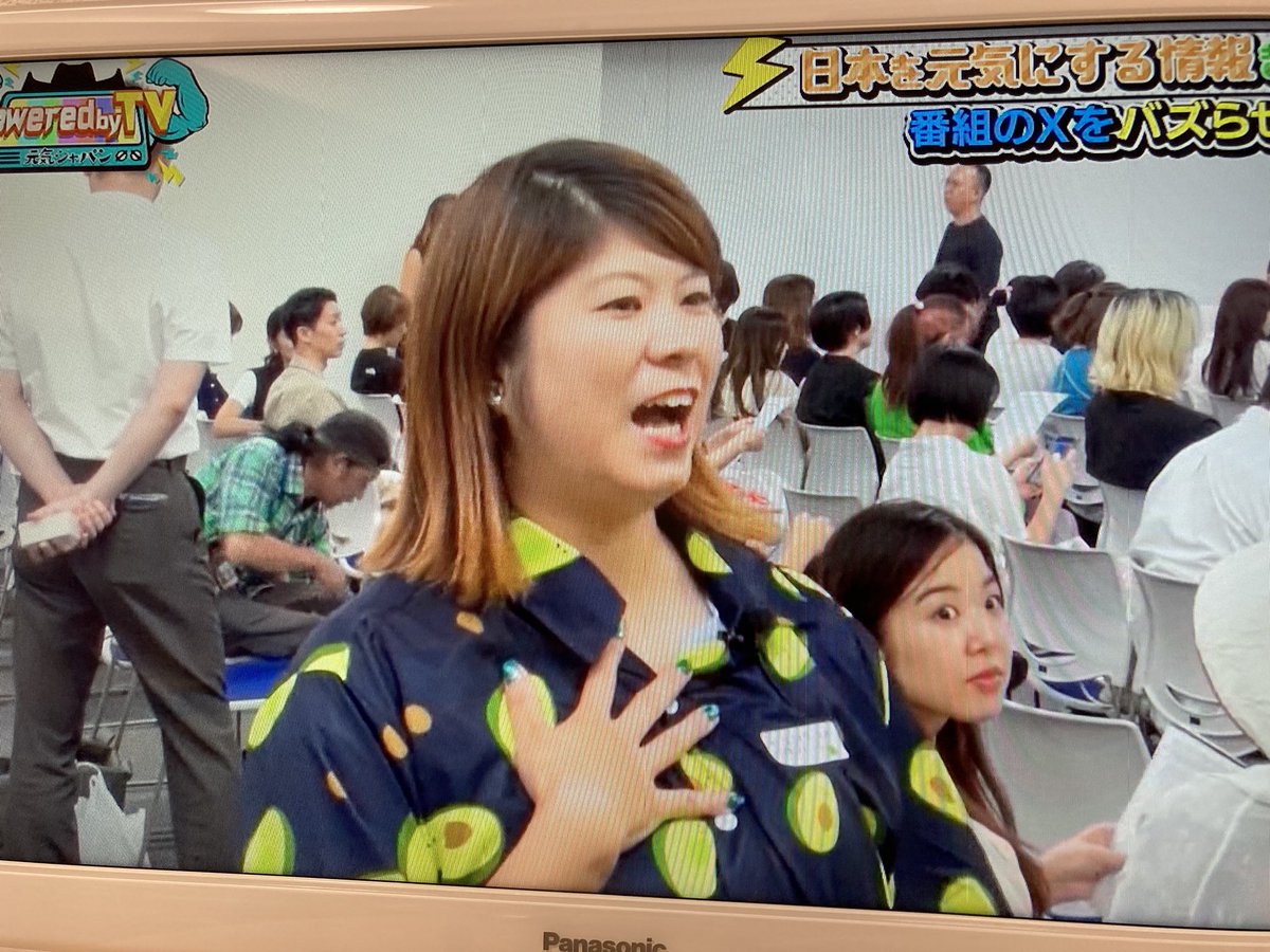 yukinoco_design's tweet image. 小山さん @koyama_sns がTVに！！！！！嬉しくてTVに近付きました😂
小山さんは交流会をたくさん開催してくださったり、zoom対談してくださったり、デジトリを主催してくださったり愛たくさんの人です🥰
えどりん @hoshino_banner とまおさん @MeLuck_Design も映ってて1人で興奮してました😂
