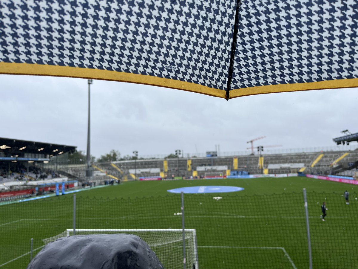 ms_conni's tweet photo. Und ich dachte, in Bayern scheint immer die Sonne. 🙄 #tsvsgd #sgd1953 Forza Dynamo 🖤💛 https://t.co/efBP1KhsP9