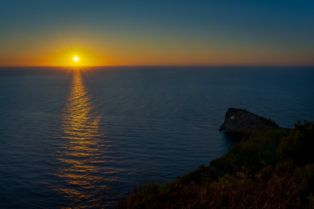 Puestas de sol 100% mallorquinas ☀️#Mallorca #sunsetlovers

📷 instagram.com/tomeu00/