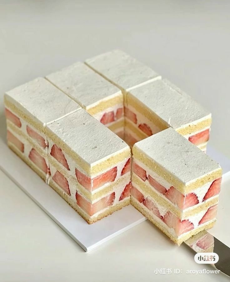 daily_dolce's tweet photo. Mini strawberry cakes 🍓🍰 https://t.co/tR4YtoZRJo