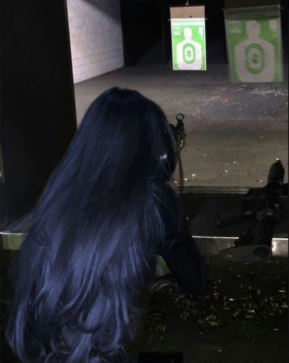 archivedlooks's tweet image. Midnight blue hair