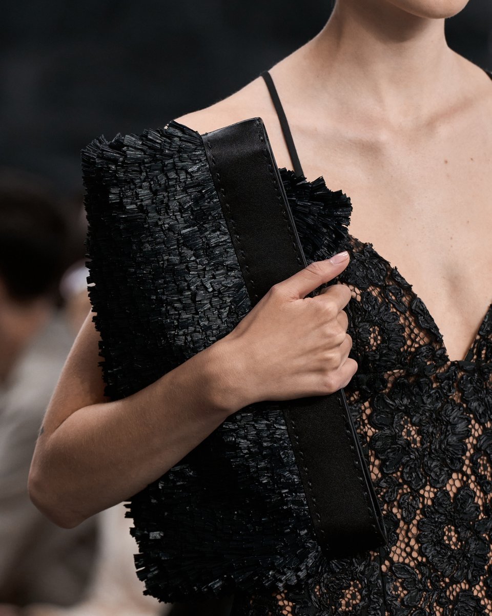 MichaelKors's tweet photo. The rustle of raffia. Rustic details from the Spring/Summer 2025 Michael Kors Collection runway.
#MichaelKorsCollection #NYFW https://t.co/ocaD3o9muu