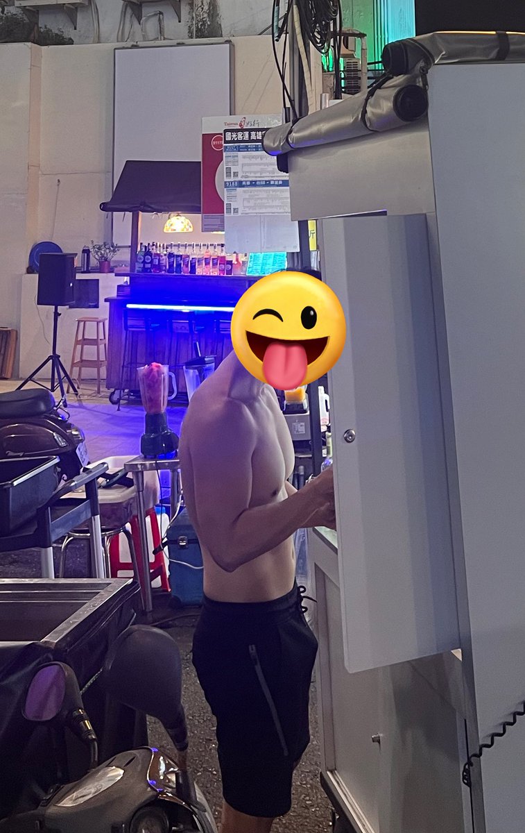 nicolas19980628's tweet photo. 晚上在墾丁夜市玩，一個調酒師小哥哥下面起反應了，真的好帥喔，好想被他幹喔 https://t.co/hj8zzNh5cS