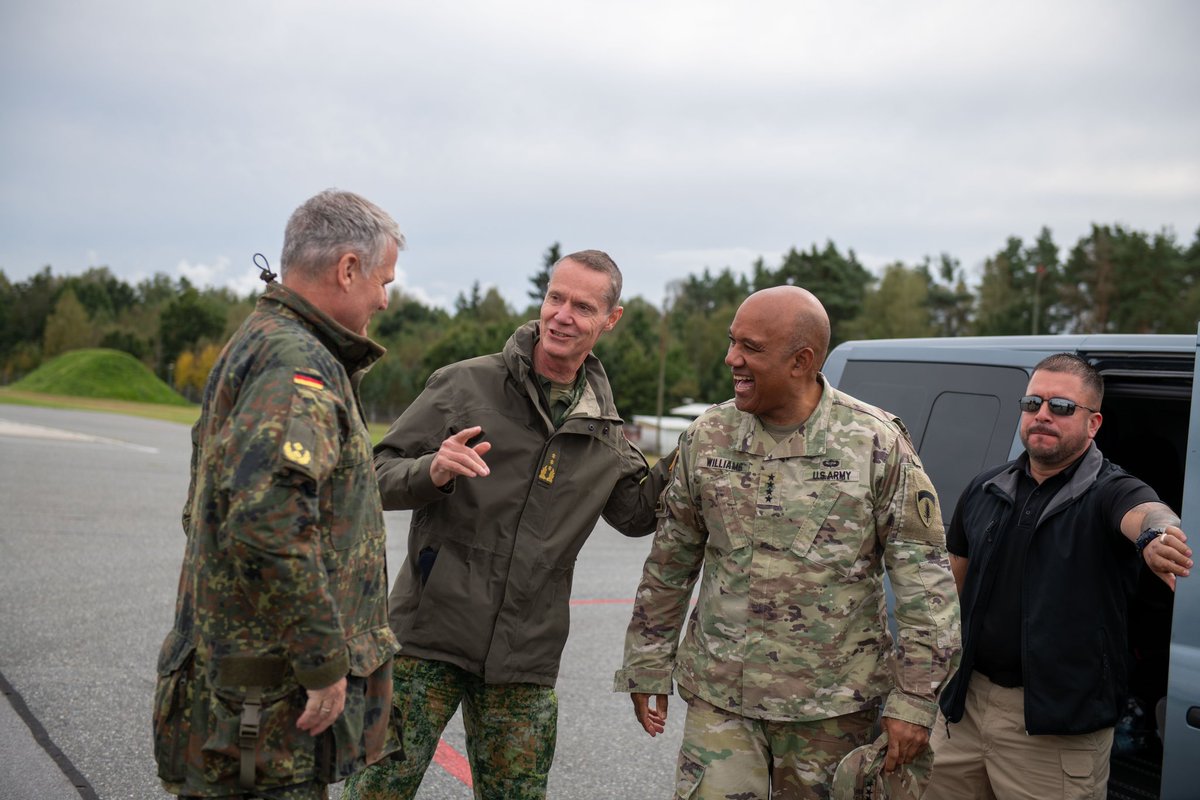 COM_1GNC's tweet photo. I had the unexpected pleasure of crossing paths with COM USAREUR-AF, Gen. Darryl A. Williams, on the airfield in Grafenwöhr. We were both there to visit our soldiers. A brief but great moment to connect and reaffirm our strong alliance! #togetherstrong #NATO https://t.co/tnERawnyKp