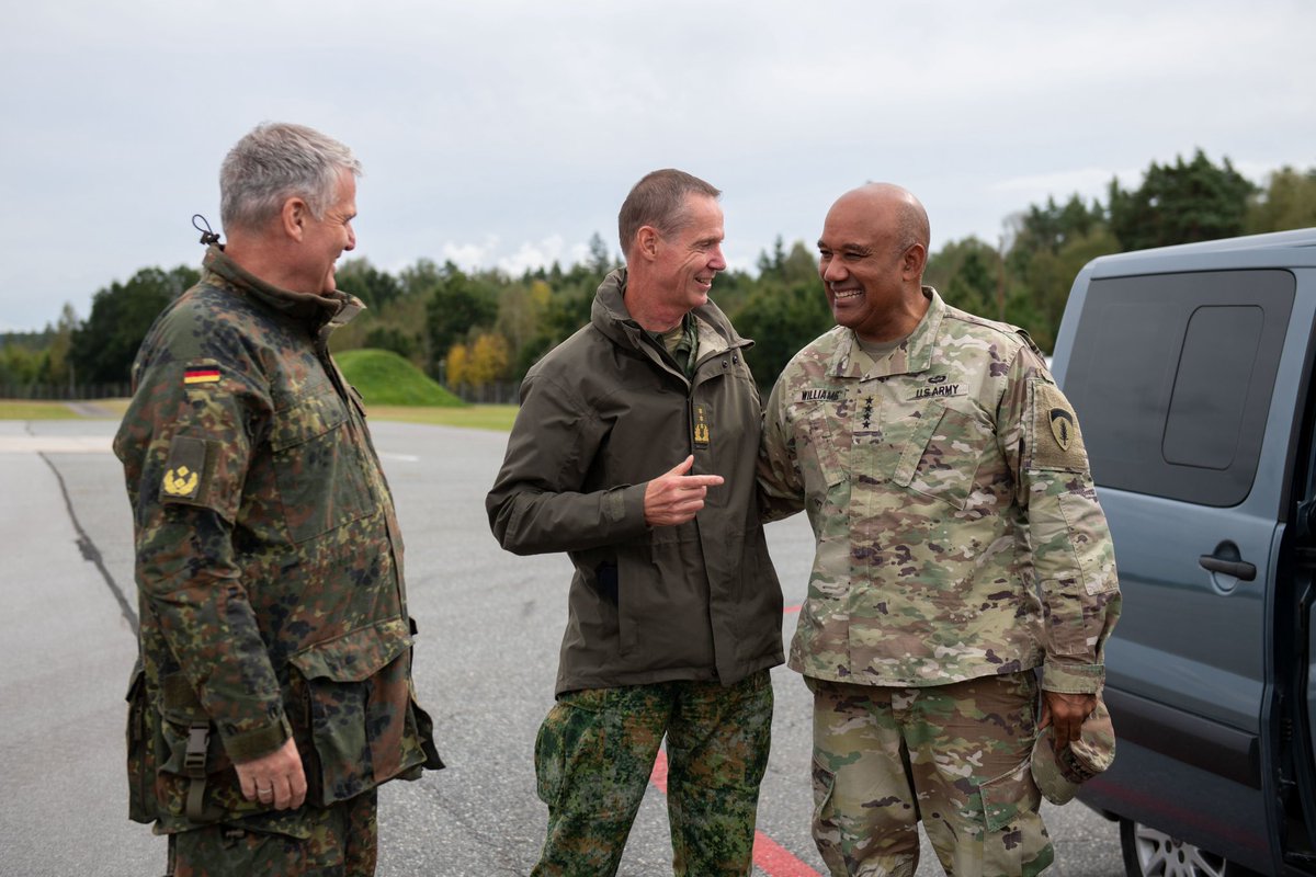 COM_1GNC's tweet photo. I had the unexpected pleasure of crossing paths with COM USAREUR-AF, Gen. Darryl A. Williams, on the airfield in Grafenwöhr. We were both there to visit our soldiers. A brief but great moment to connect and reaffirm our strong alliance! #togetherstrong #NATO https://t.co/tnERawnyKp
