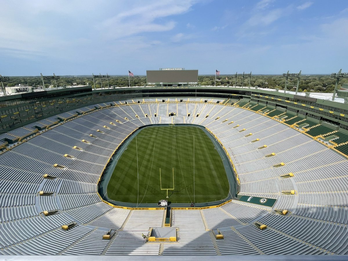 lauriew_author's tweet image. I made it to the roof of Lambeau Field! #GBPackers