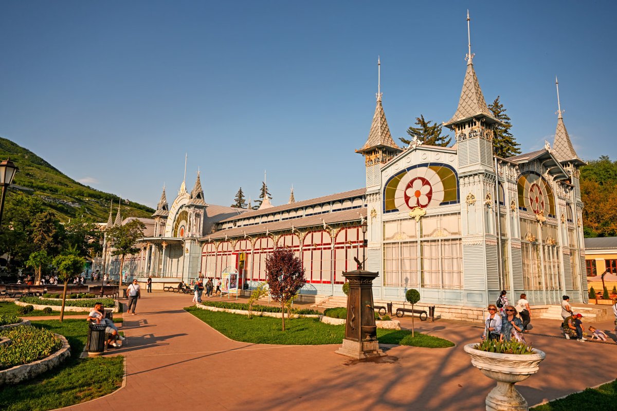 Russia's tweet image. 🏔 #Pyatigorsk, a popular Russian resort amid the Caucasian Mountains, celebrates #CityDay!

It was here that famous poet Mikhail #Lermontov took baths, drank coffee &amp;amp; fought his last duel 😢

Mount #Beshtau offers a marvelous view of the city 😍

📸 Grigory Sysoev, @rianru