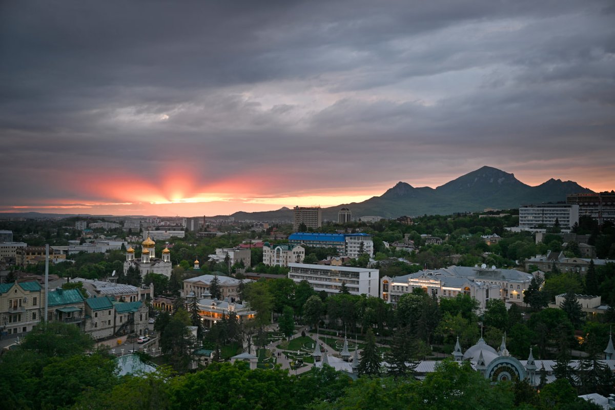 Russia's tweet image. 🏔 #Pyatigorsk, a popular Russian resort amid the Caucasian Mountains, celebrates #CityDay!

It was here that famous poet Mikhail #Lermontov took baths, drank coffee &amp;amp; fought his last duel 😢

Mount #Beshtau offers a marvelous view of the city 😍

📸 Grigory Sysoev, @rianru