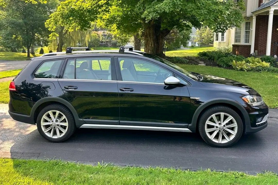LockyIce's tweet image. 2018 Volkswagen Golf Alltrack SE
Price $8500
Down payment $2000
Make
Volkswagen
Model
Golf
Mileage
141,800
VIN
3VWH17AUXJM757624
Engine
1.8L Turbocharged I4
Drivetrain
4WD/AWD
Transmission
Automatic (6-Speed)
Exterior Color
Deep Black Pearl Metallic
Call 
3038357676