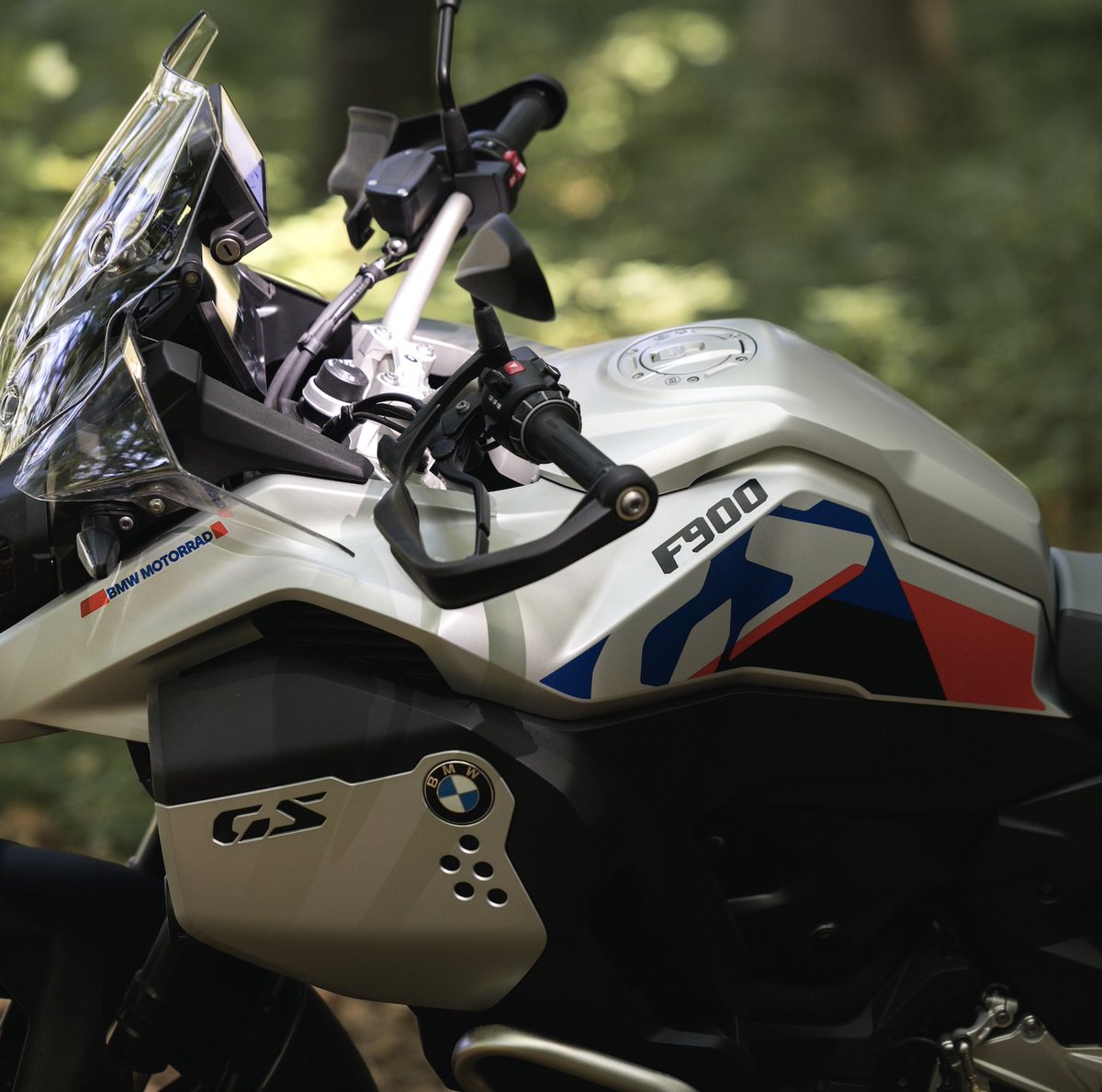 BMWMotorradKSA's tweet photo. تصميم مهيأ لأداء يثير شغفك على أي طريق. 

Built to deliver exhilarating performance that keeps you craving the ride.

#BMWMotorradKSA #MakeLifeARide #NeverStopChallenging #F900GS https://t.co/9t8xVM0lYY
