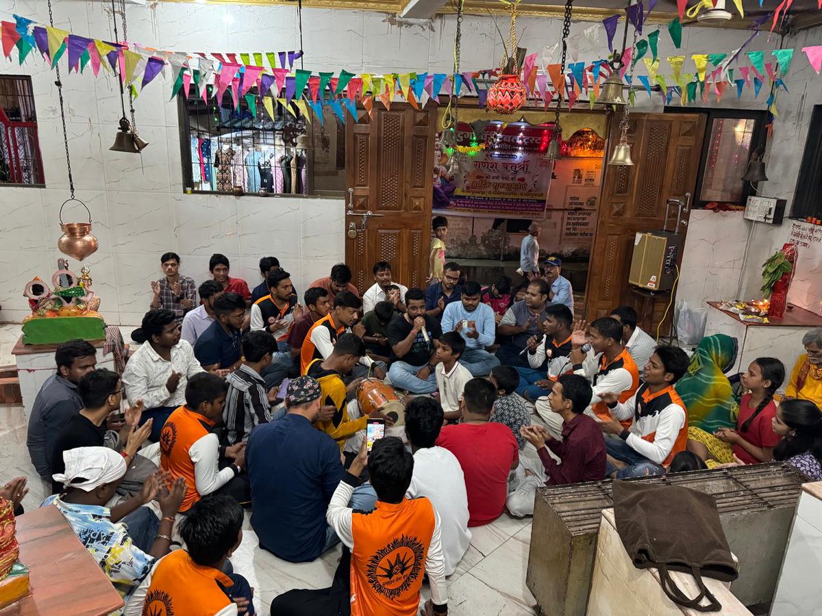 sanatansevasang's tweet photo. #सनातन_सेवा_संघ🚩
आज संघर्ष नगर, असल्फा, 3 नं खाड़ी, साने गुरुजी नगर, जागृति नगर,एवं काजूपाड़ा में शनिवार शाम की साप्ताहिक आरती और बैठक मंदिर में आनंद पूर्वक सफल हुई, आरती को आनंदपूर्वक बनाने के लिए सभी सनातनियो का तहे दिल से धन्यवाद🙏🙏
एक ही लक्ष्य :- #शनिवार_साप्ताहिक_आरती https://t.co/SjFTraDxoh