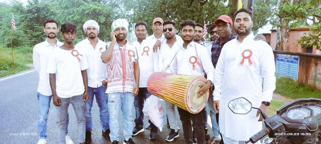 MundaYogeshwar's tweet photo. आप सभी को प्रकृति महापर्व करम _पर्व की हार्दिक बधाई एवं हार्दिक शुभकामनाएं। #प्रकृति_पर्व_करम_पर्व में भाई _बहन के अटूट प्रेम रिश्तो के साथ नृत्य_संगीत हमारी परंपरा और संस्कृतियों को एक मुकाम देती है ।यह हमारी धरोहर और की पहचान है।
 #जय_प्रकृति
#जय_आदिवासी
#करम_परब

#highlight https://t.co/4GikiB3DvW
