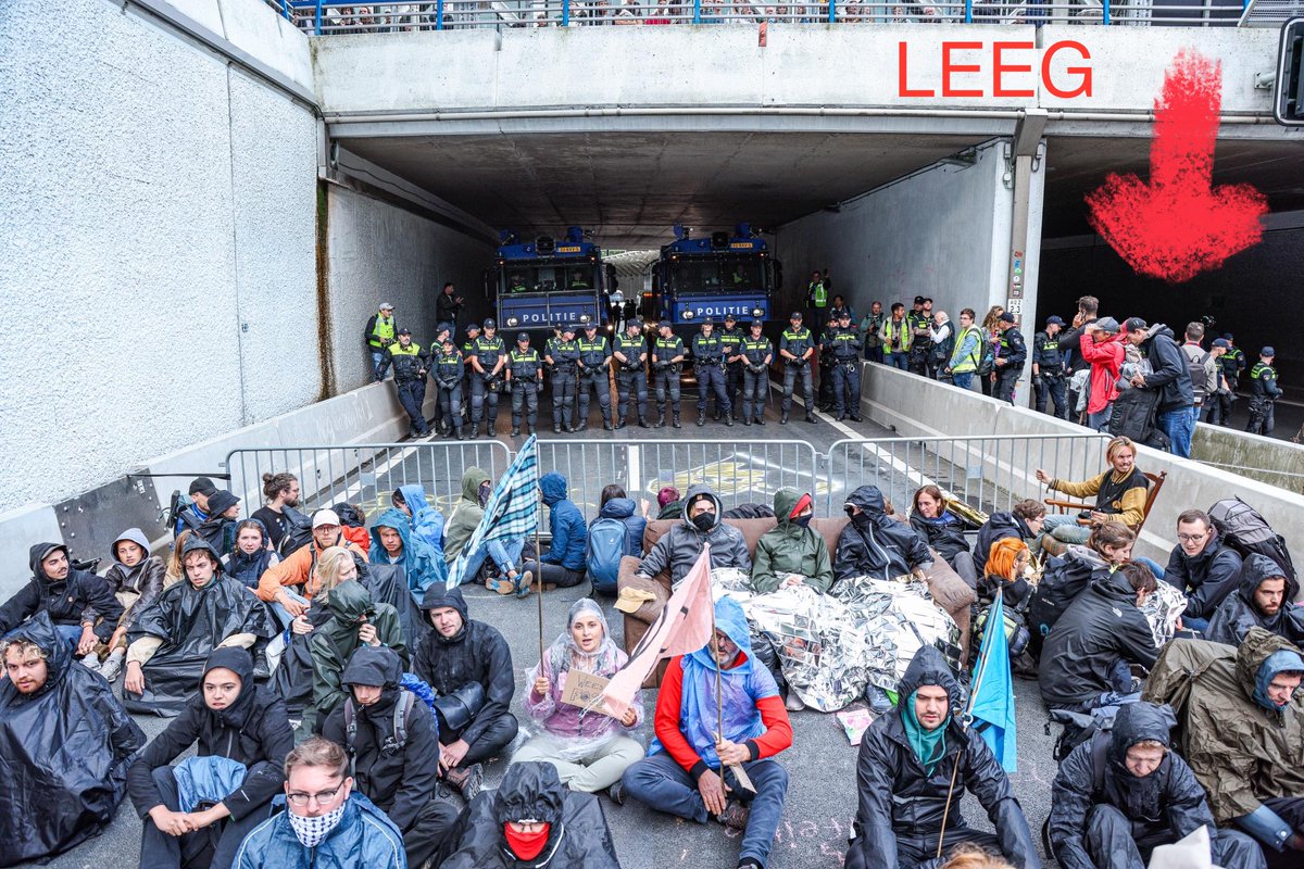 John_Rdam's tweet photo. Mensen, ik kan niet meer. 
Deel dit bericht, voordat de leiding inlogt op mijn account.
Het is allemaal in scene gezet!
De hele omgeving wordt afgezet met zwarte hekken (zie foto’s), zodat we in een gecontroleerde situatie veilig de snelweg op kunnen lopen. 
We hebben vantevoren gehoord dat we niet heel de A12 in Den Haag gaan blokkeren, ook al riep @NLRebellion  dat wel heel hard om ophef te veroorzaken.
We kregen te horen om door te lopen naar de tunnel waar de dranghekjes voor staan. 
Daar hádden we met gemak voorbij kunnen lopen, maar dat was de afspraak niet. 
Het was de bedoeling dat we daar stopten, zodat aan het einde van de actie de politie daar aan de andere kant vanuit de tunnel naar ons toe kon komen. Er zouden 2 waterkanonnen komen te staan om indrukwekkende foto’s te kunnen maken. 
En zie de foto; Het verloopt geheel volgens afspraak!
De andere tunnel is nagenoeg leeg. Hooguit een paar agenten. 
We moeten zo nog wat dramatische arrestaties, waarbij we afgevoerd worden, acteren voor video’s en foto’s voor de socials en dan is onze dienst weer voorbij.
We krijgen een reisvergoeding en daggeld om op te komen dagen. 
Wat hier op X door veel mensen werd geroepen is waar. 
We worden betaald!
Ik weet niet hoelang dit account online zal zijn, omdat ze mijn inloggegevens hebben. 
Maak screenshots! En deel om de waarheid aan het licht te brengen!
#ExtinctionRebellion